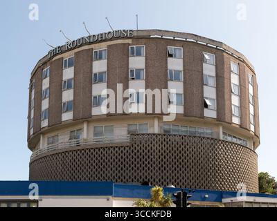Britannia Hotel 'The Roundhouse' in Bournemouth, die britische Regierung beherbergt hier illegale Migranten. Im Freien finden Proteste gegen die Einwanderung statt. UK Stockfoto
