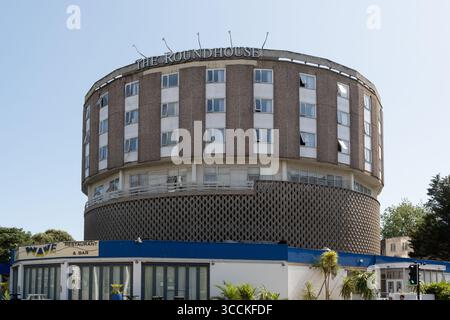Britannia Hotel 'The Roundhouse' in Bournemouth, die britische Regierung beherbergt hier illegale Migranten. Im Freien finden Proteste gegen die Einwanderung statt. UK Stockfoto
