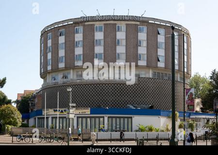 Britannia Hotel 'The Roundhouse' in Bournemouth, die britische Regierung beherbergt hier illegale Migranten. Im Freien finden Proteste gegen die Einwanderung statt. UK Stockfoto