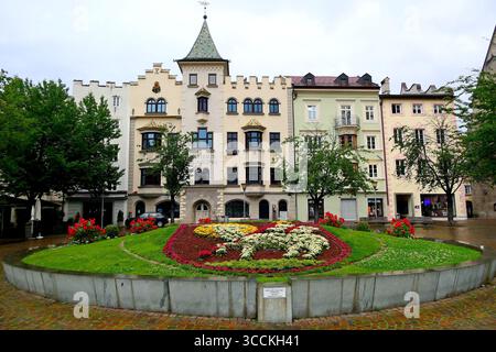 Blick auf das Brixen Rathaus mit mittelalterlichen Schlosselementen und dem Blumenwappen der Stadt. Südtirol, Italien Stockfoto