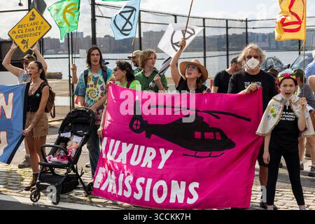 13. September 2023, New York, New York, USA: Aktivisten der Extinction Rebellion NYC demonstrieren im JRA West 30th Street Heliport, um Luxusemissionen wie Hubschrauberpendeln zu bekämpfen. Die Menschen halten ein Banner mit der Aufschrift â€œLuxury Emissionen' und Flaggen mit dem Symbol der Extinction Rebellion. Ein Kinderwagen hält Babypuppen. Die Demonstranten fordern ein Ende der fossilen Brennstoffe und der unnötigen CO2-Emissionen aus Luxusleben, um die Klimakrise zu bewältigen und künftige Generationen zu schützen. Die Demonstration ist eine von vielen, die von Klimagruppen im Vorgriff auf die „Biden: Ende fossiler Brennstoffe“ veranstaltet werden Stockfoto