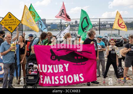 13. September 2023, New York, New York, USA: Aktivisten der Extinction Rebellion NYC demonstrieren im JRA West 30th Street Heliport, um Luxusemissionen wie Hubschrauberpendeln zu bekämpfen. Auf einem Banner steht â€œLuxury Emissionen', und die Menschen halten Fahnen mit dem Symbol der Extinction Rebellion. Die Demonstranten fordern ein Ende der fossilen Brennstoffe und der unnötigen CO2-Emissionen aus Luxusleben, um die Klimakrise zu bewältigen und künftige Generationen zu schützen. Die Demonstration ist eine von vielen, die von Klimagruppen im Vorgriff auf den massenmarsch „Biden: End Fossil Fuels“ in New York City auf Septem inszeniert werden Stockfoto