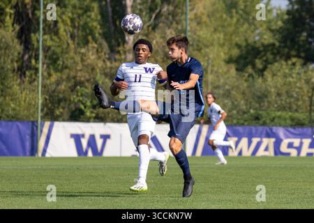 27. August 2023, Seattle, Washington, USA: Spieler Nr. 11 der San Diego University CESAR BAHENA versucht, den Ball zu behalten, während der Pass für ihn weit geht. Er geht an der University of Washington Spieler Nr. 11 CHRIS PERETTI vorbei, in der 1. Hälfte des Spiels University of Washington Men’s Soccer vs. San Diego University, wo die UW den Sieg 5-0 gewinnt (Credit Image: © Melissa Levin/ZUMA Press Wire) Stockfoto