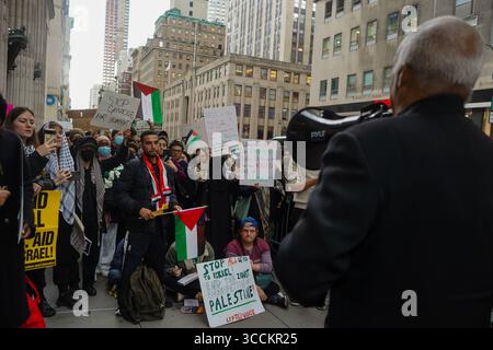 19. Oktober 2023, New York, New York, USA: Stadtrat Charles Baron spricht bei einer pro-Palästina-Kundgebung vor dem CUNY Grad Center vor der Menge. Eine Handvoll Anhänger pro Israel waren anwesend und hinter Polizeibarrikaden getrennt. (Foto: © Nancy Siesel/ZUMA Press Wire) Stockfoto