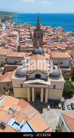 Die Kathedrale von Alghero aus der Vogelperspektive, eine befestigte Stadt, die von den Genuesen an der Nordwestküste Sardiniens gegründet wurde, eine italienische Insel im Medit Stockfoto