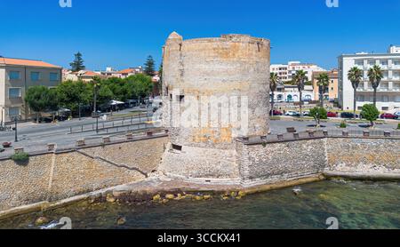 Blick aus der Vogelperspektive auf den Tower dell'Espero Reial in Alghero, einer befestigten Stadt, die von den Genuesen an der Nordwestküste Sardiniens, einer italienischen Insel, gegründet wurde Stockfoto