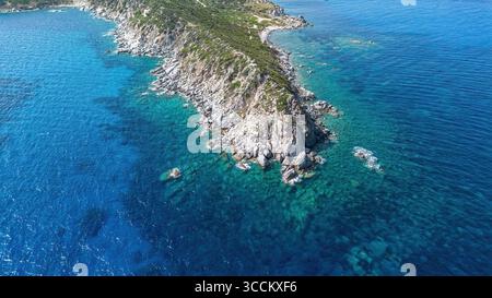 Aus der Vogelperspektive des Kap Carbonara, einer Landzunge an der südöstlichen Spitze Sardiniens, die das östliche Ende des Golfs von Cagliari in Villasimius, Italien, bildet Stockfoto