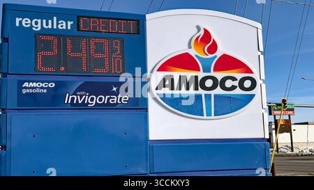 19. Januar 2024, Emporia, Kansas, USA: Der Benzinpreis sinkt immer weiter an der örtlichen AMOCO Station. Der Preis für Gutschriften beträgt jetzt 2,49 US-Dollar (Credit Image: © Mark Reinstein/ZUMA Press Wire) Stockfoto