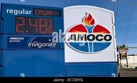 19. Januar 2024, Emporia, Kansas, USA: Der Benzinpreis sinkt immer weiter an der örtlichen AMOCO Station. Der Preis für Bargeld beträgt jetzt 2,48 US-Dollar (Credit Image: © Mark Reinstein/ZUMA Press Wire) Stockfoto
