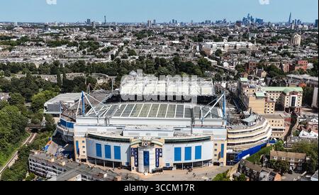 LONDON, Großbritannien - 5. AUGUST 2025 - aus der Vogelperspektive das Stamford Bridge Stadium, Heimstadion des FC Chelsea, eingebettet im Herzen von London, zeigt die städtische Umgebung Stockfoto