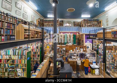 Bücherregale gefüllt mit alten Gebrauchtbüchern in Leakey's Bookshop, Church Street, Inverness, Highland, Schottland, Vereinigtes Königreich Stockfoto