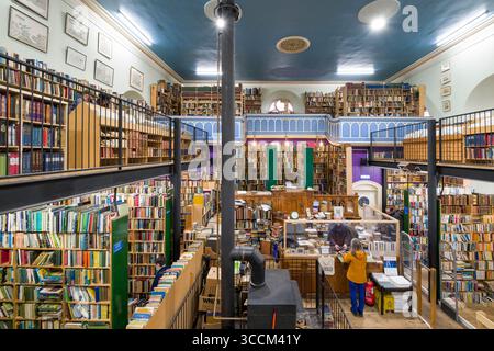 Bücherregale gefüllt mit alten Gebrauchtbüchern in Leakey's Bookshop, Church Street, Inverness, Highland, Schottland, Vereinigtes Königreich Stockfoto