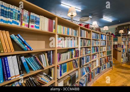 Bücherregale gefüllt mit alten Gebrauchtbüchern in Leakey's Bookshop, Church Street, Inverness, Highland, Schottland, Vereinigtes Königreich Stockfoto