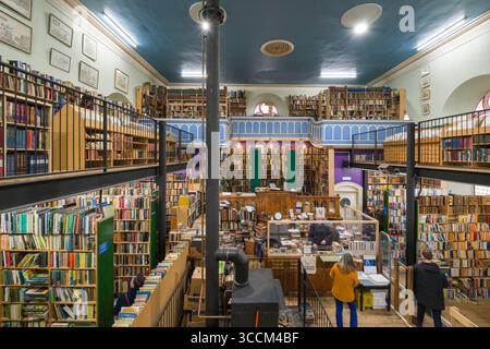 Bücherregale gefüllt mit alten Gebrauchtbüchern in Leakey's Bookshop, Church Street, Inverness, Highland, Schottland, Vereinigtes Königreich Stockfoto