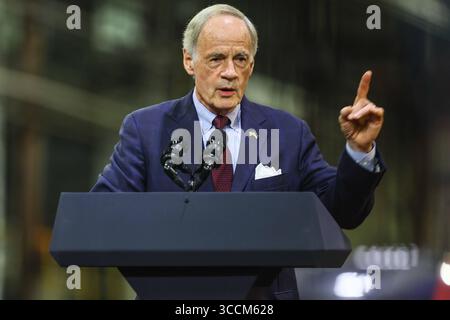 6. November 2023, Bear, Delaware, USA: Senator Tom Carper (Demokrat von Delaware) hält eine Stellungnahme vor dem US-Präsidenten Joe Biden am Montag, 6. November 2023 in Amtrak Maintenance Facilities in Bear, Delaware (Credit Image: © Saquan Stimpson/CNP via ZUMA Press Wire) Stockfoto