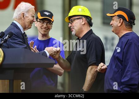 6. November 2023, Bear, Delaware, USA: US-Präsident Joe Biden begrüßt Sterling Rapposelli, einen 27-jährigen Amtrak-Mitarbeiter, der am Montag, den 6. November 2023 in New Castle County, Delaware (Foto: © Saquan Stimpson/CNP via ZUMA Press Wire) Stockfoto