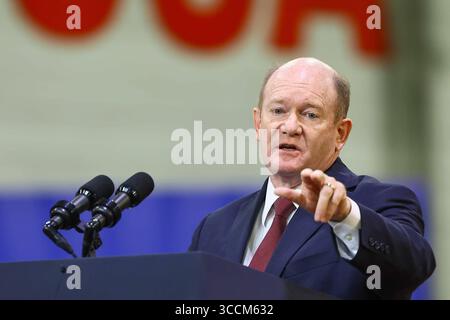 6. November 2023, Bear, Delaware, USA: US-Senator Chris Coons (Demokrat von Delaware) hält Anmerkungen vor US-Präsident Joe Biden am Montag, 6. November 2023 in Amtrak Maintenance Facilities in Bear, Delaware (Credit Image: © Saquan Stimpson/CNP via ZUMA Press Wire) Stockfoto