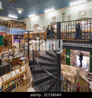 Wendeltreppe aus Metall führt in den zweiten Stock in Leakey's Bookshop, Church Street, Inverness, Highland, Schottland, Vereinigtes Königreich Stockfoto