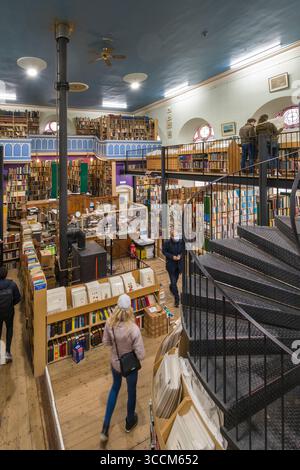Wendeltreppe aus Metall führt in den zweiten Stock in Leakey's Bookshop, Church Street, Inverness, Highland, Schottland, Vereinigtes Königreich Stockfoto
