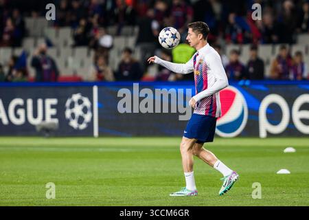 28. November 2023, Barcelona, Spanien: Robert Lewandowski vom FC Barcelona wärmt sich während der UEFA Champions League auf, das Spiel der Gruppe H zwischen dem FC Barcelona und dem FC Porto am 28. November 2023 im Stadion Olimpic de Montjuic in Barcelona, Spanien. (Foto: © Javier Borrego/AFP7 via ZUMA Press Wire) Stockfoto