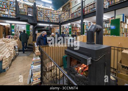 Holzkamin in Leakey's Bookshop, Church Street, Inverness, Highland, Schottland, Vereinigtes Königreich Stockfoto