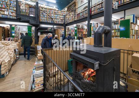 Holzkamin in Leakey's Bookshop, Church Street, Inverness, Highland, Schottland, Vereinigtes Königreich Stockfoto