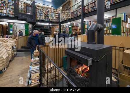 Holzkamin in Leakey's Bookshop, Church Street, Inverness, Highland, Schottland, Vereinigtes Königreich Stockfoto