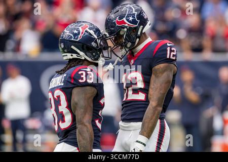 3. Dezember 2023: Nico Collins (12) feiert mit Running Back Dare Ogunbowale (33) einen ersten Down-Fang während eines Spiels zwischen den Denver Broncos und den Houston Texans in Houston, Texas. ..Trask Smith/CSM (Foto: © Trask Smith/CSM via ZUMA Press Wire) Stockfoto