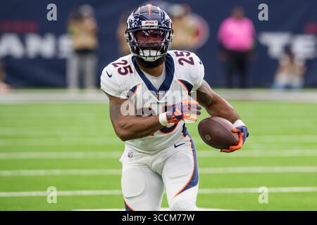 3. Dezember 2023: Denver Broncos Running Back Samaje Perine (25) trägt den Ball während eines Spiels zwischen den Denver Broncos und den Houston Texans in Houston, Texas. ..Trask Smith/CSM (Foto: © Trask Smith/CSM via ZUMA Press Wire) Stockfoto