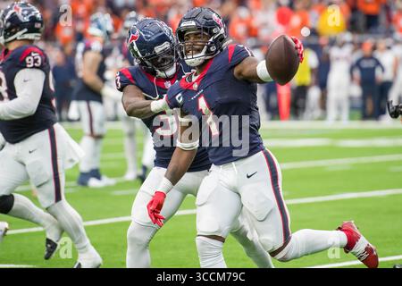3. Dezember 2023: Houston Texans Sicherheit Jimmie Ward (1) feiert seine spielgewinnende Interception mit Running Back Dare Ogunbowale (33) während eines Spiels zwischen den Denver Broncos und den Houston Texans in Houston, Texas. ..Trask Smith/CSM (Foto: © Trask Smith/CSM via ZUMA Press Wire) Stockfoto