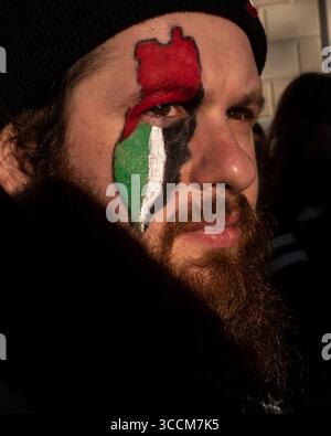 13. Januar 2024, Washington, District of Columbia, Vereinigte Staaten: Ein Demonstrant malte während einer Demonstration palästinensische Landkarten auf seine Wange. Tausende pro-palästinensischer Demonstranten versammeln sich auf der Freedom Plaza und marschieren dann mit palästinensischen Fahnen und Spruchbändern zum Weißen Haus während des „Marsches auf Washington für Gaza“ in Washington, DC. (Foto: © Probal Rashid/ZUMA Press Wire) Stockfoto