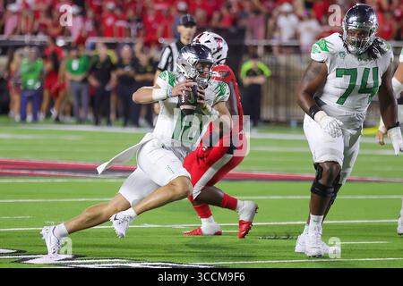 9. September 2023: Der Oregon Ducks Quarterback Bo Nix (10) kämpft um einen 1. Rückstand während des Spiels zwischen den Oregon Ducks und den Texas Tech Red Raiders im JonesAT&T Stadium in Lubbock, Texas. Tom Sooter/CSM. (Kreditbild: Stockfoto
