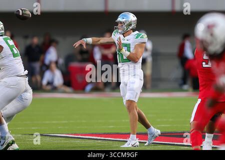 9. September 2023: Oregon Ducks Quarterback Bo Nix (10) wirft den Ball während des Spiels zwischen den Oregon Ducks und den Texas Tech Red Raiders im JonesAT&T Stadium in Lubbock, Texas. Tom Sooter/CSM. (Kreditbild: Stockfoto