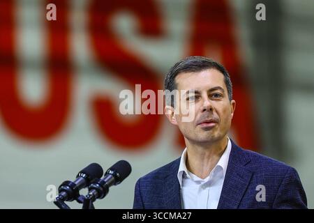 6. November 2023, Bear, Delaware, USA: US-Verkehrsminister Pete Buttigieg hält eine Stellungnahme vor US-Präsident Joe Biden, der am Montag, 6. November 2023 in Amtrak Maintenance Facilities in Bear, Delaware (Credit Image: © Saquan Stimpson/CNP via ZUMA Press Wire) Stellung nimmt. Stockfoto