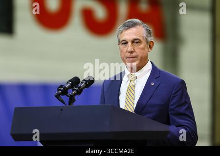 6. November 2023, Bear, Delaware, USA: Gouverneur John Carney (Demokrat von Delaware) hält Bemerkungen vor US-Präsident Joe Biden am Montag, 6. November 2023 in Amtrak Maintenance Facilities in Bear, Delaware (Credit Image: © Saquan Stimpson/CNP via ZUMA Press Wire) Stockfoto