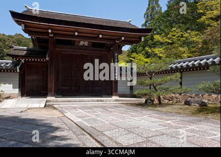 Das Haupttor des Saihoji-Tempels (西芳寺), auch bekannt als Koke-dera (苔寺), oder Moostempel, ist berühmt für seine Moosgärten im Westen von Kyoto, Japan. Stockfoto