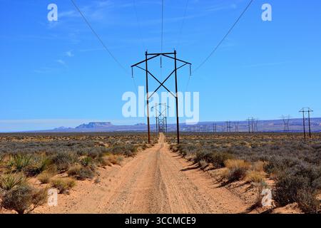 Lonely County Road in der Wildnis von Nord-Arizona Stockfoto