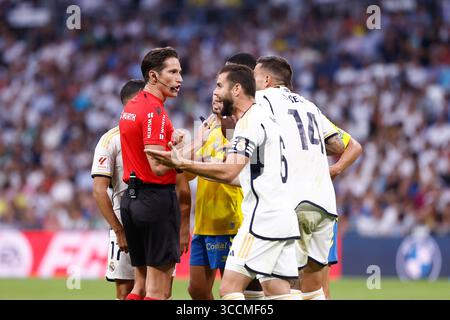 27. September 2023, MADRID, SPANIEN: Nacho Fernandez von Real Madrid Protesten während der spanischen Liga, LaLiga EA Sports, Fußballspiel zwischen Real Madrid und UD Las Palmas im Santiago Bernabeu Stadion am 27. September 2023 in Madrid, Spanien. (Kreditbild: © Oscar J. Barroso/AFP7 via ZUMA Press Wire) Stockfoto