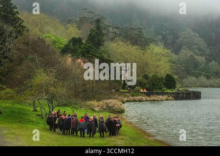 30. März 2023, Furnas, Azoren, Portugal: Ein römisch-katholischer Priester hält an einem nebeligen Tag am Ufer des Furnassees am 30. März 2023 in Lagoa das FurnÃ, Portugal, eine Predigt an Pilgern, genannt Romeiros. Die Pilger besuchen 100 Schreine und Kirchen während ihrer 8-tägigen Wanderung um die Azoren-Insel Sao Miguel, die aus dem Jahr 1522 stammt, als ein Erdbeben die ersten Siedlungen zerstörte. (Bild: © Richard Ellis/ZUMA Press Wire) Stockfoto