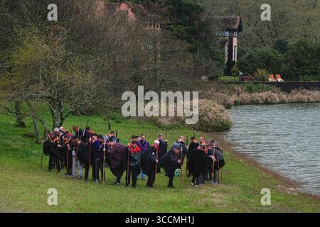30. März 2023, Furnas, Azoren, Portugal: Römisch-katholische Pilger, genannt A Romeiros, versammeln sich am Ufer des Furnassees für eine Predigt bei Nebel und Regen während ihrer 8-tägigen Wanderung um die Azoren-Insel Sao Miguel, 30. März 2023 in Lagoa das FurnÃ, Portugal. Die Pilger besuchen 100 Schreine und Kirchen während der Veranstaltung aus dem Jahr 1522, als ein Erdbeben die ersten Siedlungen zerstörte. (Bild: © Richard Ellis/ZUMA Press Wire) Stockfoto