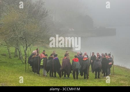 30. März 2023, Furnas, Azoren, Portugal: Ein römisch-katholischer Priester hält an einem nebeligen Tag am Ufer des Furnassees am 30. März 2023 in Lagoa das FurnÃ, Portugal, eine Predigt an Pilgern, genannt Romeiros. Die Pilger besuchen 100 Schreine und Kirchen während ihrer 8-tägigen Wanderung um die Azoren-Insel Sao Miguel, die aus dem Jahr 1522 stammt, als ein Erdbeben die ersten Siedlungen zerstörte. (Bild: © Richard Ellis/ZUMA Press Wire) Stockfoto