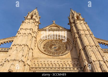 PALMA, SPANIEN - 26. APRIL 2023: Das Fenster der Kathedrale santa maria von palma auf mallorca in spanien Stockfoto