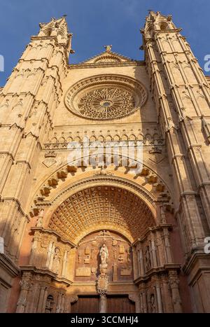 PALMA, SPANIEN - 26. APRIL 2023: Die Vorderseite der Kathedrale santa maria von palma auf mallorca in spanien Stockfoto
