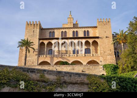 PALMA, SPANIEN - 26. APRIL 2023: Ein niedriger Winkel des Sonnenuntergangs des Königspalastes La almudaina in palma auf mallorca in spanien Stockfoto