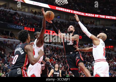20. November 2023, Chicago, IL, USA: Chicago Bulls Stürmer Patrick Williams (44) blockiert einen Schuss von Miami Heat Stürmer Caleb Martin (16) in der zweiten Halbzeit im United Center am Montag, den 20. November 2023. Die Heat gewann 118–100. (Foto: © Terrence Antonio James/Chicago Tribune via ZUMA Press Wire) Stockfoto