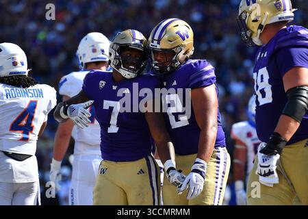 2. September 2023: Washington Huskies Running Back Dillon Johnson (7) wird vom Offensive Lineman Parker Brailsford (72) während des NCAA-Fußballspiels zwischen den Boise State Broncos und Washington Huskies im Husky Stadium in Seattle, WA, gratuliert. Washington besiegte Boise State mit 56:19. Steve Faber/CSM (Foto: © Steve Faber/CSM via ZUMA Press Wire) Stockfoto