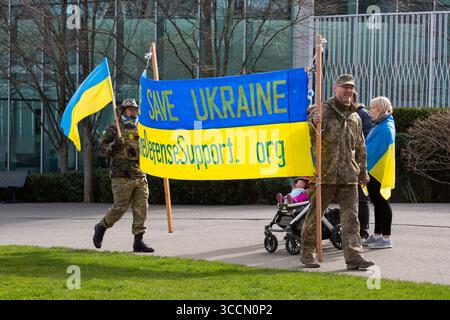 25. Februar 2023, Seattle, Washington, USA: Mitglieder der Internationalen Legion (Ukrainische ausländische Legion) kommen mit einem Banner für eine Kundgebung im Seattle Center zum ersten Jahrestag der russischen Invasion in die Ukraine am Samstag, 25. Februar 2023. Die â€œ365 Tage der Verteidigung Freedomâ€ wurde von der ukrainischen Vereinigung des Staates Washington und der Ukrainischen Orthodoxen Kirche Seattle organisiert. (Foto: © Paul Christian Gordon/ZUMA Press Wire) Stockfoto