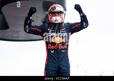 4. Juni 2023, Montmelo, Spanien: MAX VERSTAPPEN aus den Niederlanden (Red Bull Racing) feiert nach dem Sieg des Großen Preises der FIA Formel 1 2023 auf dem Circuit de Barcelona-Catalunya in der Nähe von Barcelona. (Foto: © James Gasperotti/ZUMA Press Wire) Stockfoto