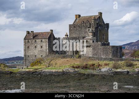 Castle befindet sich auf Eilean Donan, einer kleinen Gezeiteninsel am Zusammenfluss von drei Seen, Dornie, Highland, Schottland, Vereinigtes Königreich Stockfoto