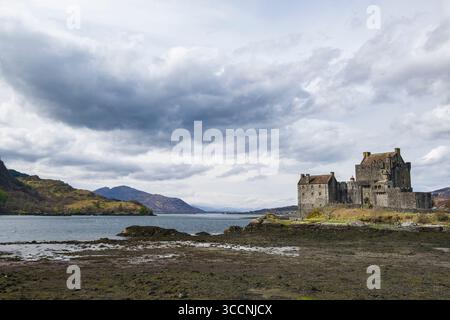Castle befindet sich auf Eilean Donan, einer kleinen Gezeiteninsel am Zusammenfluss von drei Seen, Dornie, Highland, Schottland, Vereinigtes Königreich Stockfoto